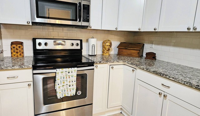 Poplar Envy! Charming 2-bedroom apartment in lovely Athens!