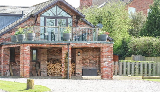 POPLAR FARM STUDIO, pet friendly, with hot tub in Aldford