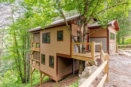 Poplar Treehouse - Rustic Luxury