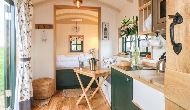 POPPIE'S SHEPHERDS HUT, romantic, with hot tub in Redmile