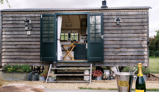 POPPIE'S SHEPHERDS HUT AT SHEPHERDS LODGE RETREAT AND WELLNESS in Redmile