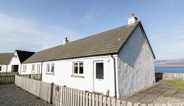 POPPIES COTTAGE, pet friendly in Craignure, Isle Of Mull