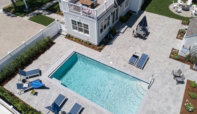 Popponesset-Resort living, designer interior, 6 guest, 4 ba, pool, spa & firepit