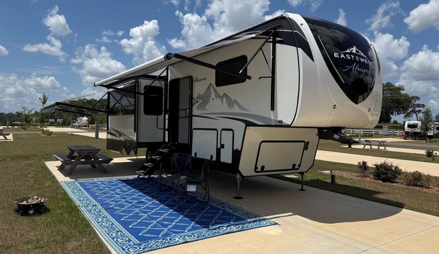 Poppop's Rambler -Luxury Living w/King, Sofa Sleeper. Delivered & Setup for You
