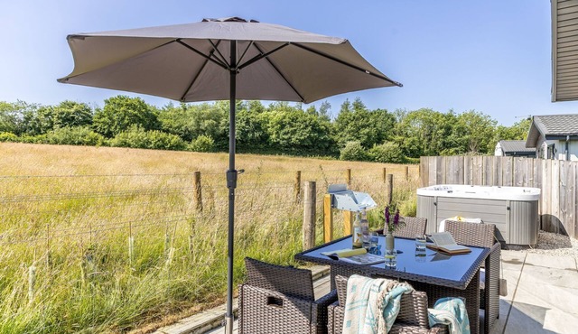 Poppy, 5 Roadford Lakes Lodges - a lodge that sleeps 4 guests in 2 bedrooms