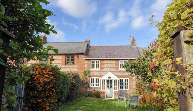 POPPY COTTAGE, family friendly, with open fire in Charlton Marshall