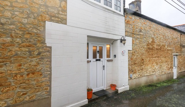 POPPY COTTAGE, pet friendly, with a garden in Beaminster