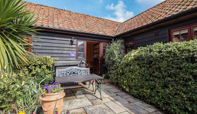 POPPY COTTAGE, pet friendly, with a garden in Little Glemham