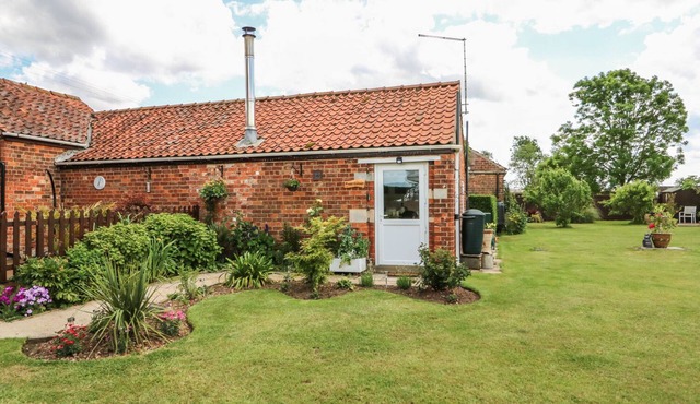 POPPY COTTAGE, pet friendly, character holiday cottage in Heckington