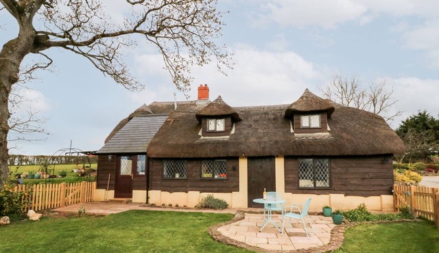 POPPY COTTAGE, pet friendly, character holiday cottage in Cadeleigh