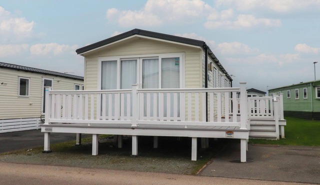 POPPY LODGE, pet friendly, country holiday cottage in Heysham