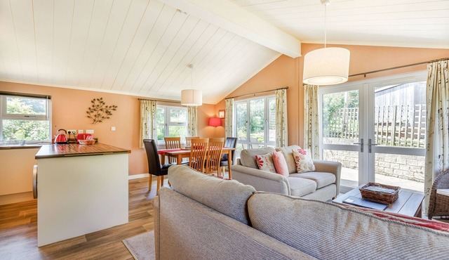 POPPY LODGE, pet friendly, with a garden in Charlton Horethorne