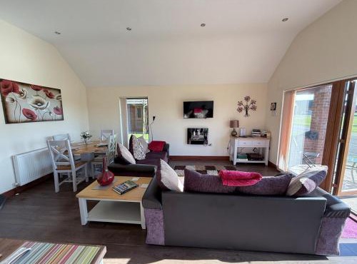 Poppy Lodge-Tranquil-Fishing-Hot Tub-7m to Beach