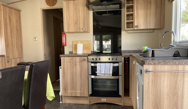 Poppy's Charming lodge situated on Oakdene forest park.