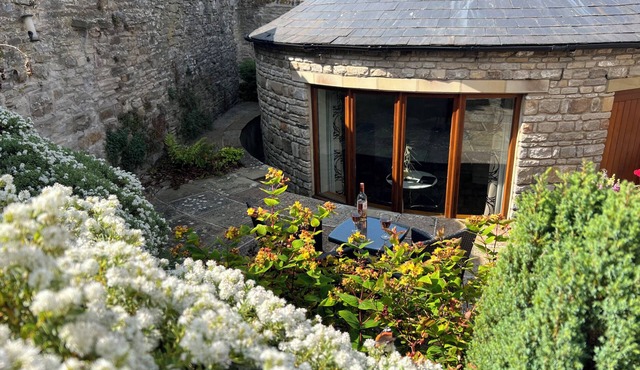 POPPY'S FOOTPRINT, romantic, with a garden in Middleham
