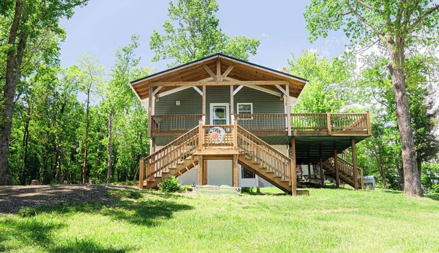 Pops Cozy Cabin w/an incredible valley view. Gas firepit, full kitchen and more