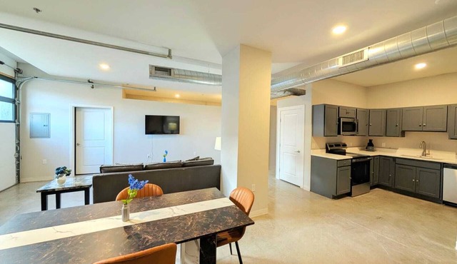 Popular 1st Floor King Bed Apartment Near Barnes 102