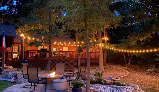 POPULAR Cozy Lake Texoma Cabin with Hot Tub - 1/2 Mile to Lake, Pet Friendly