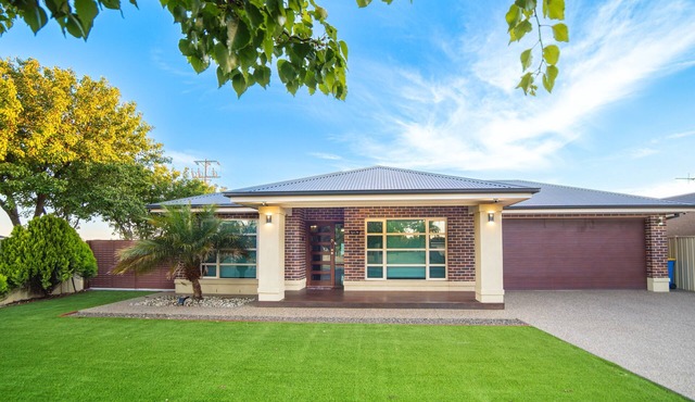 Popular Grand Villa – Walking Distance to Sports Stadium,McD,KFC,dining & shops