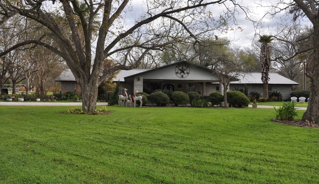 Popular large river home pool, pickelball, basketball, volleyball, nice area