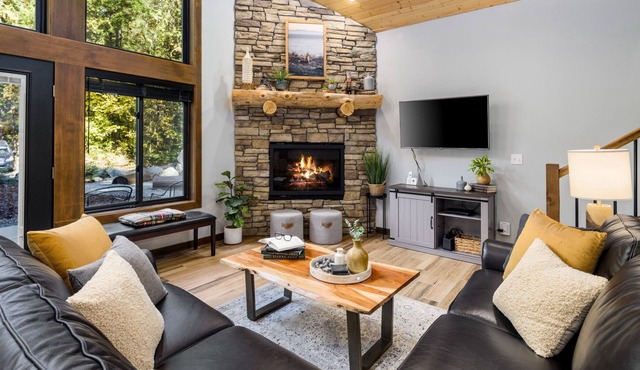 Popular LUXURY CHALET, Dog friendly, HOT TUB , 100 MBS WiFi