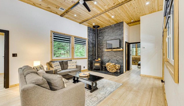 Porch & 1-Acre Yard: White Mountains Hideaway