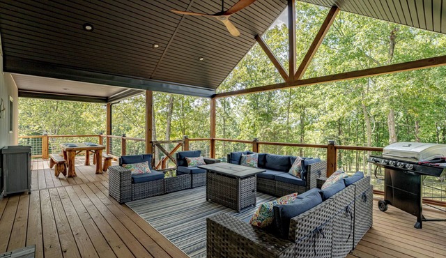 Porch-lovers Paradise! SLEEPS 11-12. Multiple fire pits. Only 0.8mi to boat ramp