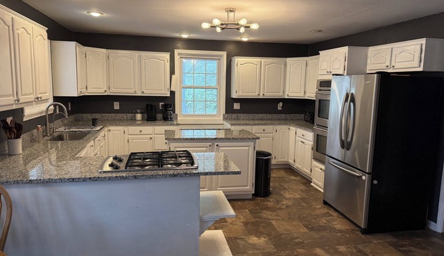 Porch of the Smokies—Spacious 5-bedroom retreat near the foot of the Smokies