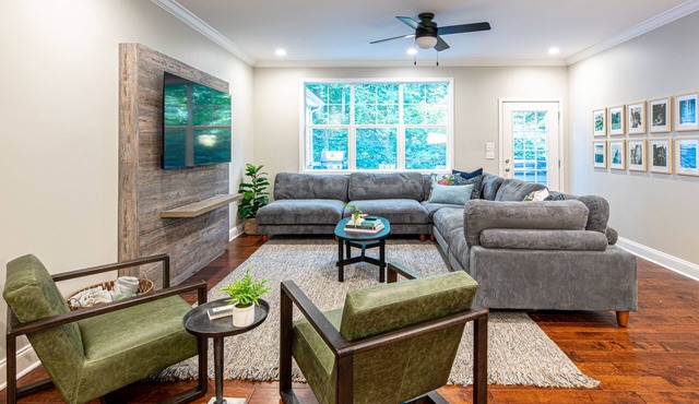 Porch Paradise~ Hot Tub~ Putting Lounge~ Sleeps 12