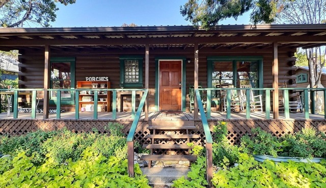 Porches *Cozy Log Cabin* neasy walk to Lake Travis