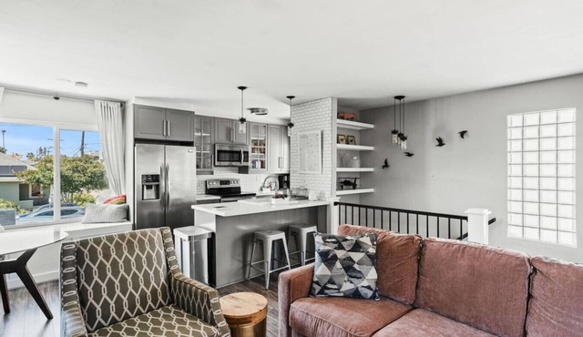 PORCHLIGHT HOME Central San Diego FREE parking