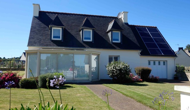 PORS GUYON HOUSE 50M FROM THE BEACH, 4 BEDROOMS WITH SEA VIEW