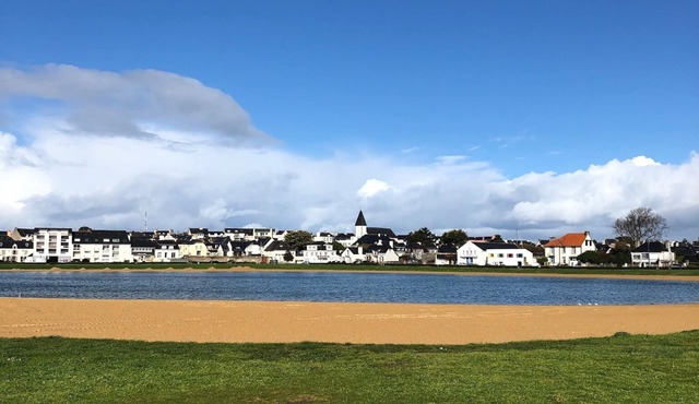 Port 50m and beach 400m away, 3 bedrooms, 2 bathrooms, 2 WCs, WIFI, sleeps 5