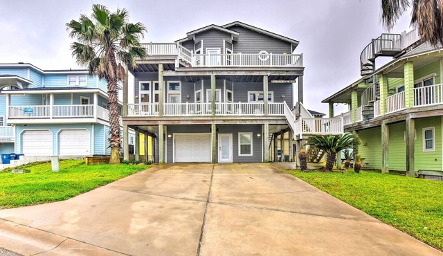 Port Aransas Home w/Pool - Walk to Sandpoint Beach
