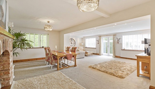 PORT ARTHUR COTTAGE, romantic, with a garden in Knaresborough