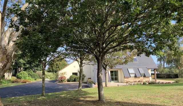 PORT-BLANC, LARGE COMFORTABLE HOUSE, GARDEN, COVERED SWIMMING POOL, SEA VIEW