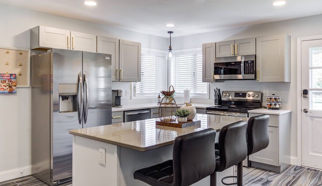 Port Clinton 4 Bdrm Luxury-2 blocks from beach