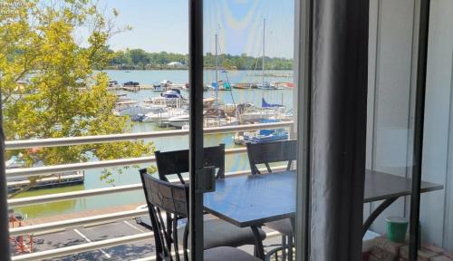 Port Clinton Paradise- Waterfront 2 bedroom, Pool, Hot tub, Sauna, Fire pit
