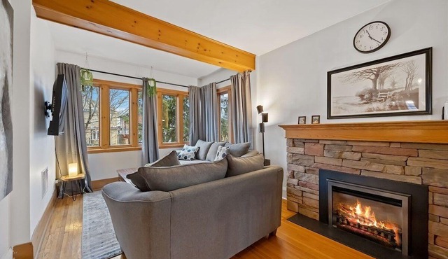 Port Credit Charm: Steps to Lake ~ Backyard