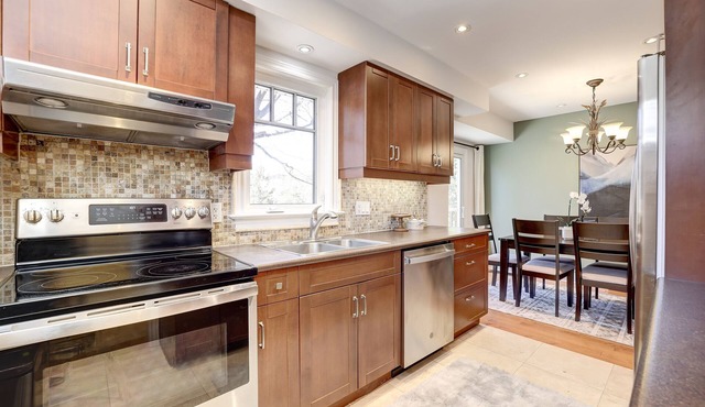 Port Credit Paradise with Cozy Interior & Waterside