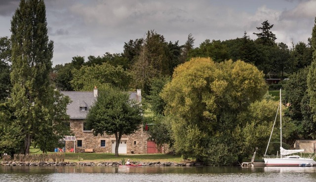 Port de Folleux, waterfront accommodation with terrace in wooded garden
