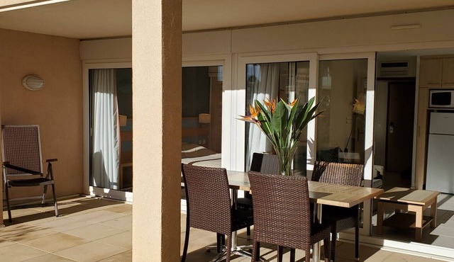 Port-Fréjus, Cap Hermès, 2/3 rooms 50m2,WIFI, 6 beds, swimming pool, air-conditioned, parking, direct access to the beach, large terrace 50m2 for a pleasant stay in the sun, relaxation and leisure