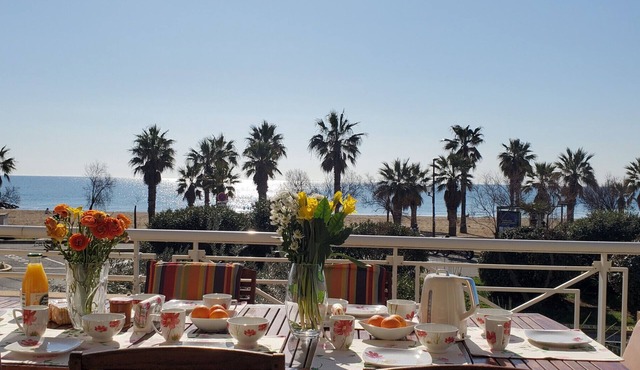 Port Fréjus limit base nature 1st floor villa capacity 8/9 people, 4 bedrooms including 3 parental suites air-conditioned, terrace, parking, sea view direct access to the beach