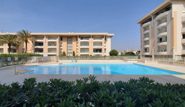 Port-Frejus, Open, 2 rooms, 40m2, air-conditioned, 4 people. large balcony of 12m2, swimming pool, beaches 100m away, parking