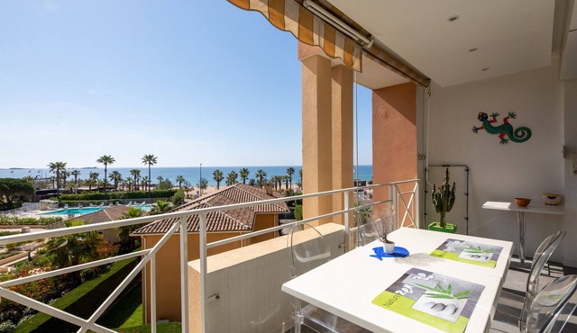 Port FREJUS T3 70m2 double garage Sea view Direct access to the beach Swimming pool A dream stay for 4 privileged people