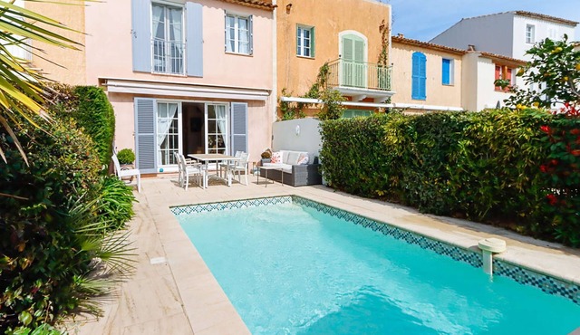 PORT GRIMAUD House with swimming-pool and mooring