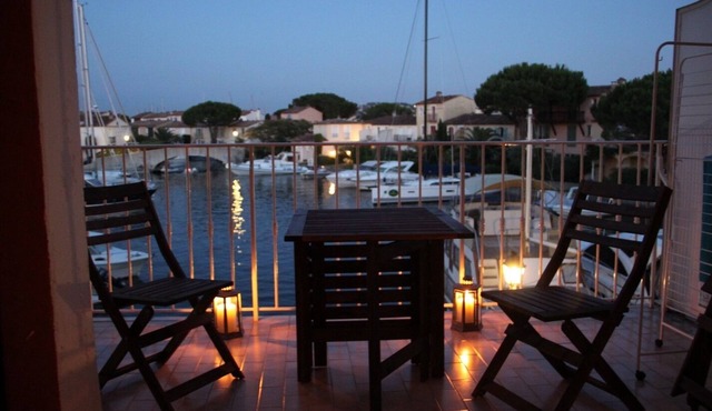 Port Grimaud: Studio 2-4pers. overlooking Port Grimaud channels Terrace South East
