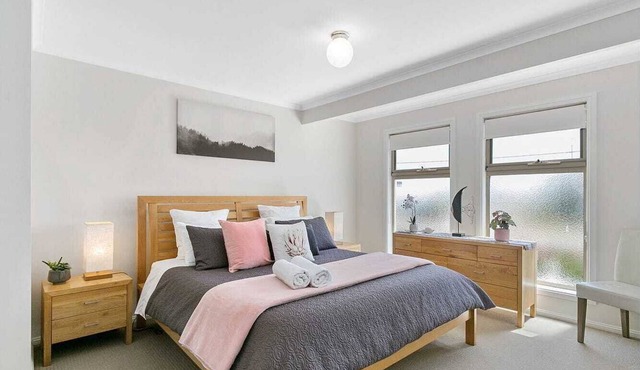 Port Hughes- Luxurious Extreme comfort and only a 7 minute stroll the the beach!