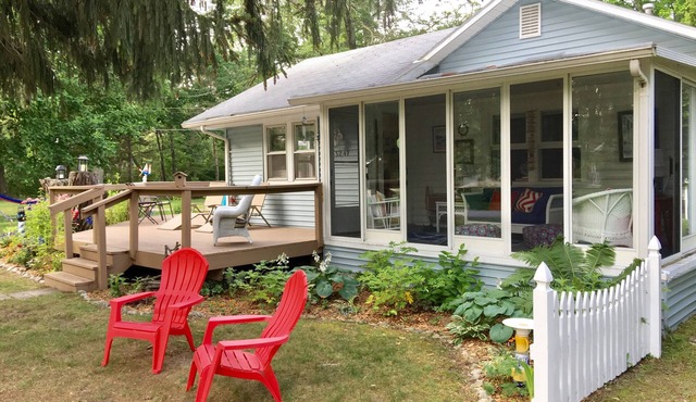 Port Huron - Sandy Feet Cottage, steps to Lake Huron