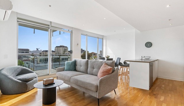 Port Melbourne and a glimpse of the sparkling bay - sleeps 4